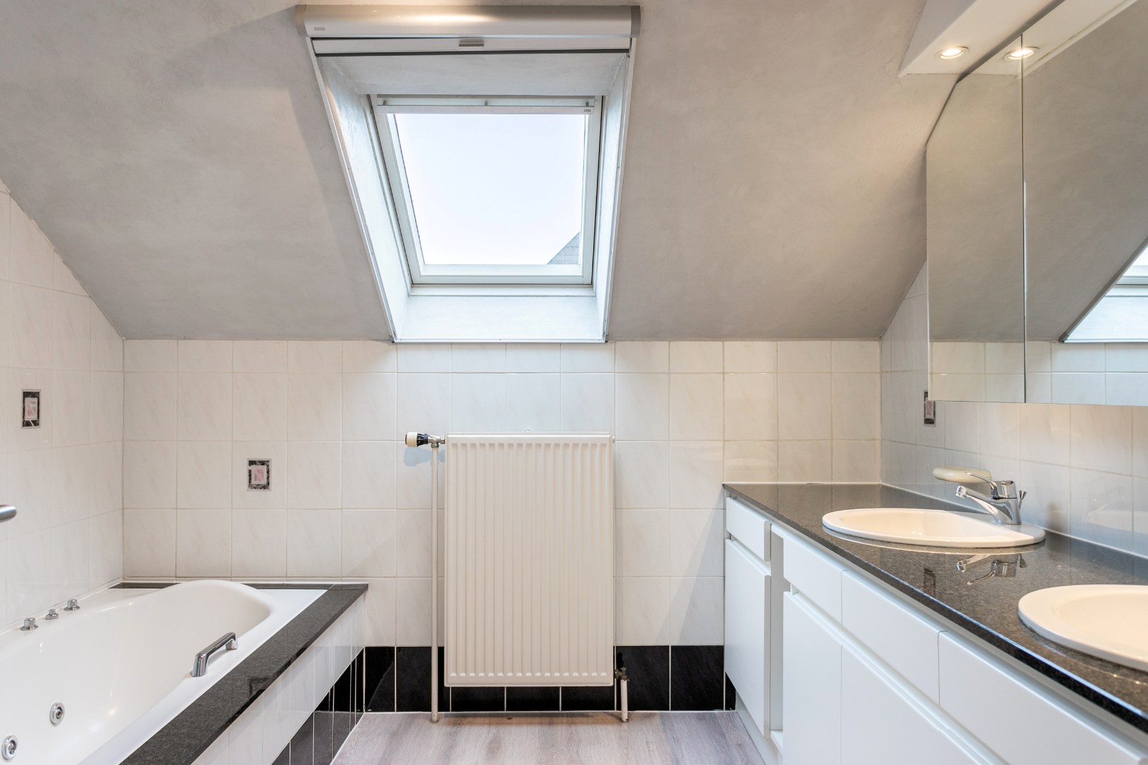 Instapklare villa te Heikruis, 4 slpks, bureau, dubbele garage en ruime tuin 