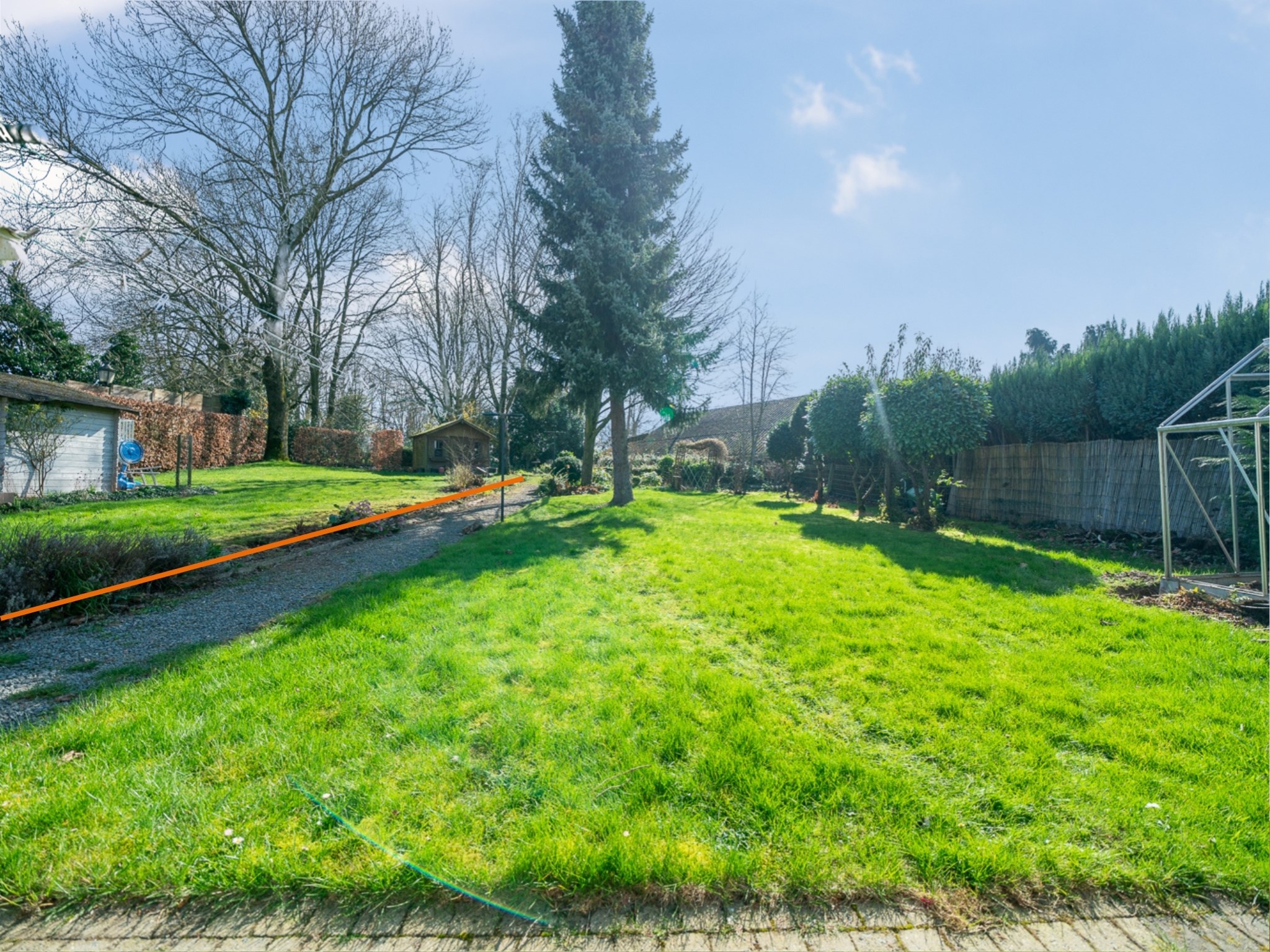 Knappe te renoveren gezinswoning met veel potentieel 