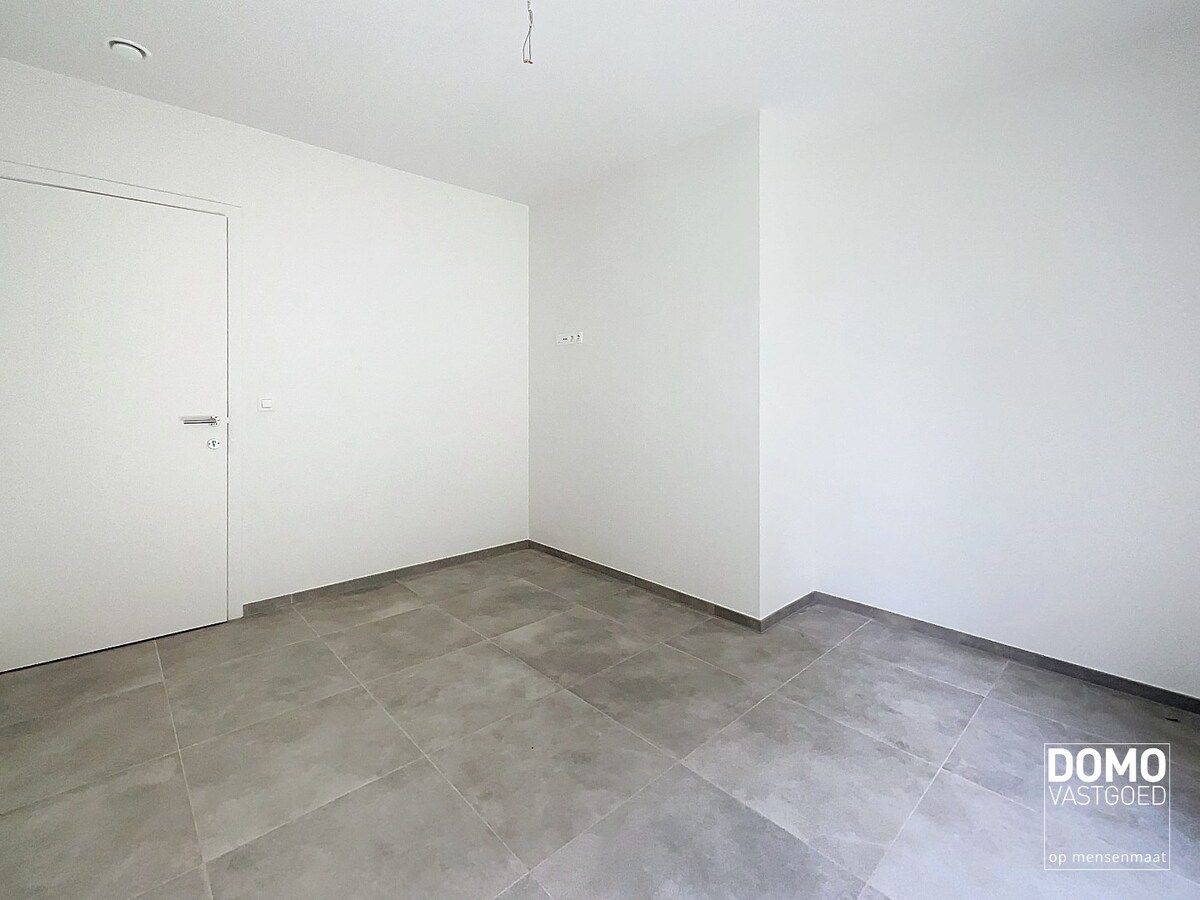 GELIJKVLOERS NIEUWBOUWAPPARTEMENT MET RUIM TERRAS, TUIN &amp; 2 SLAAPKAMERS TE MAASMECHELEN 