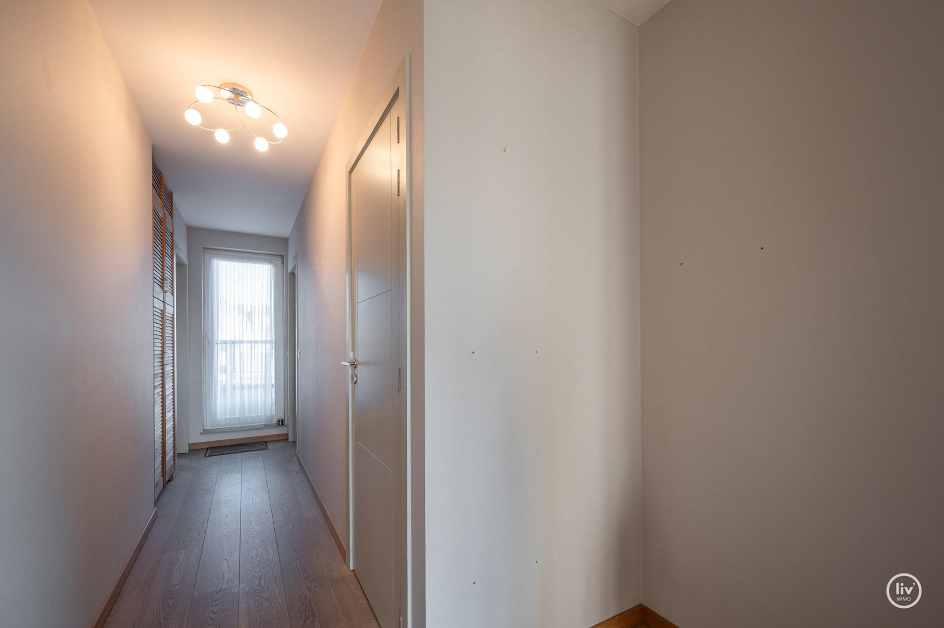 Centraal gelegen 2 slaapkamer appartement met ruime terrassen in een recent gebouwde residentie (met mog. tot aankoop van inpandige garage) 