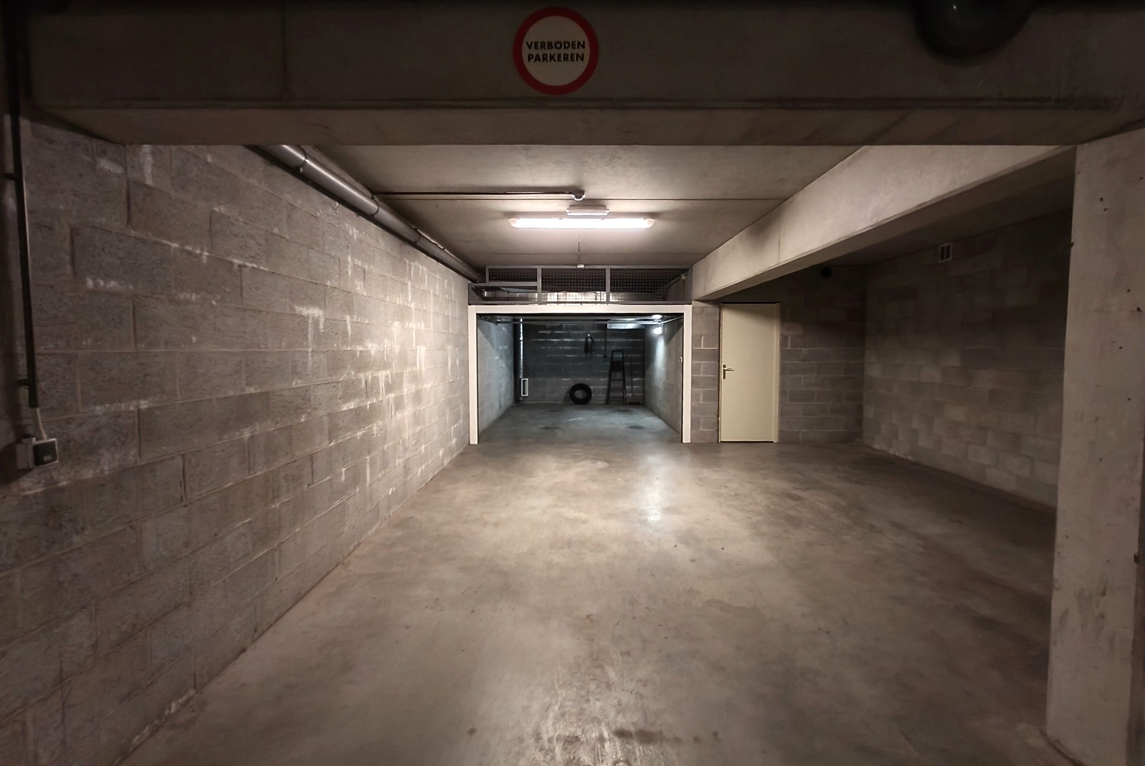 GARAGE + AUTOSTAANPLAATS 