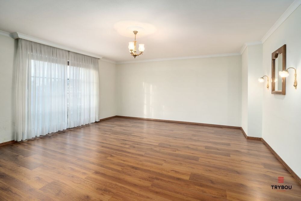 Ruime karaktervolle villa met 3 garages op 1099m² 