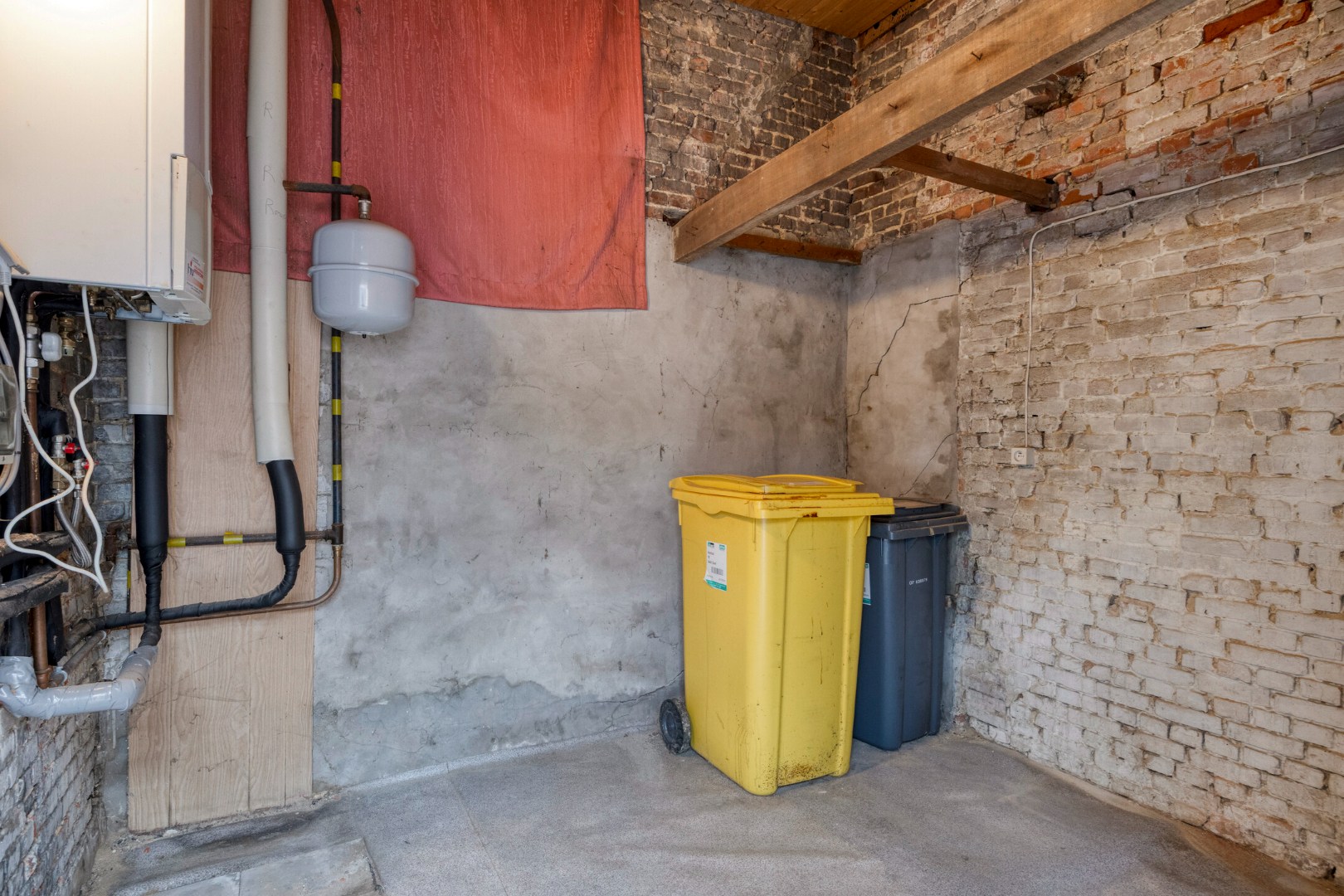 Te renoveren woning met 4 slpk. en gezellige stadstuin op een centrale ligging in Geel 