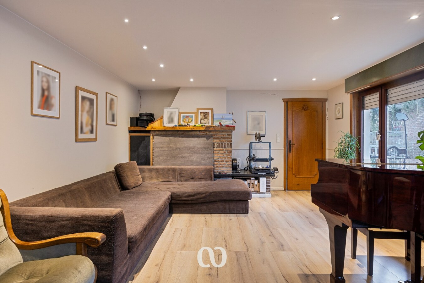 Gedeeltelijk gerenoveerde half open bebouwing met atelier 