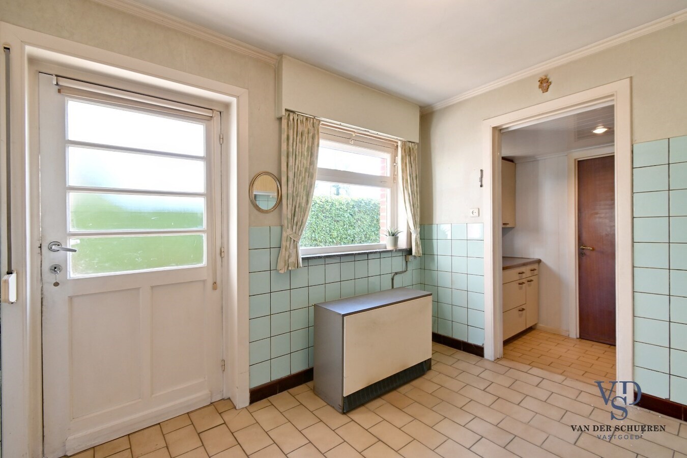 Degelijke, ruime woning (op te frissen). 