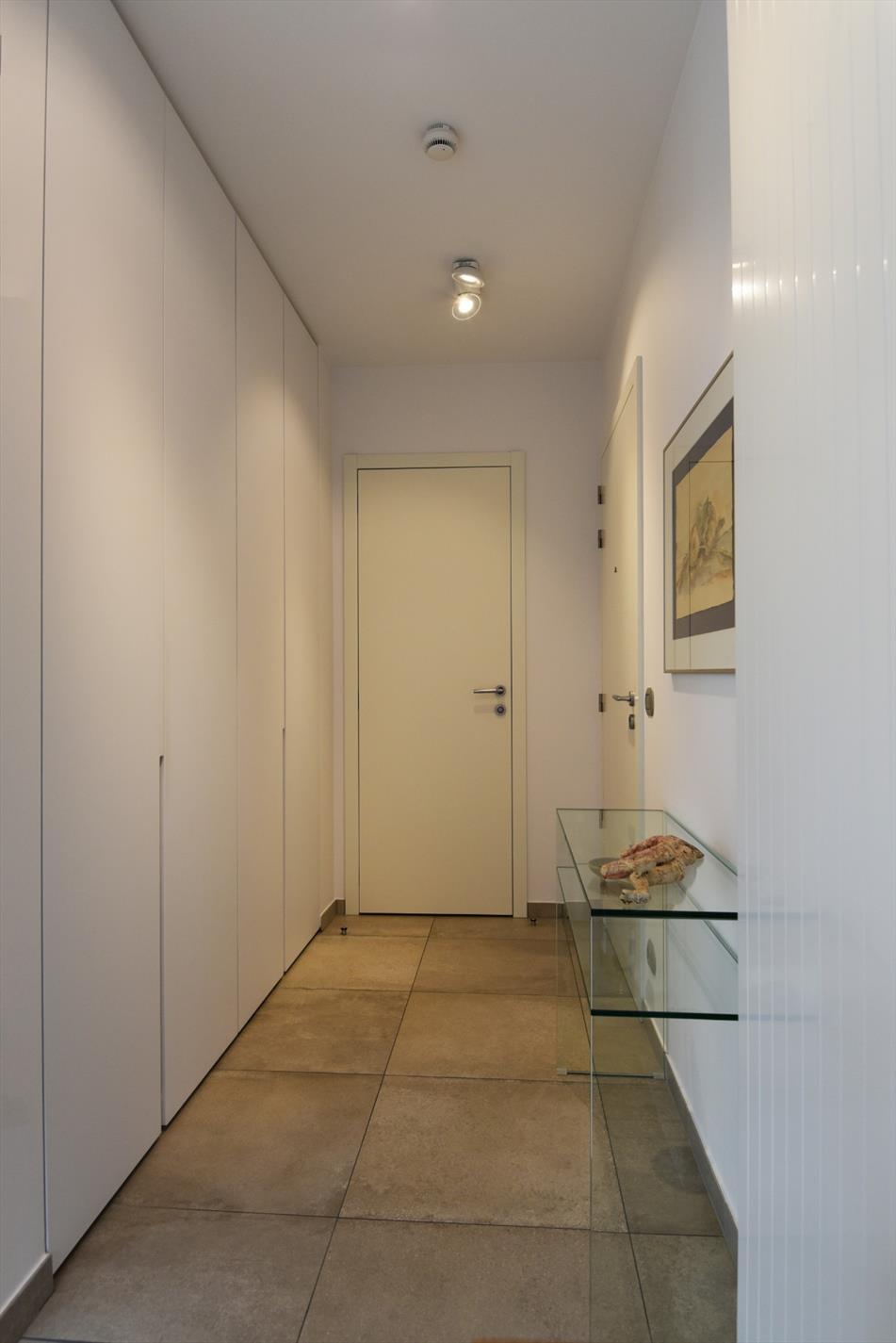 Recent en stijlvol app. met 2 slpks, kelders &amp; terras te Heist 