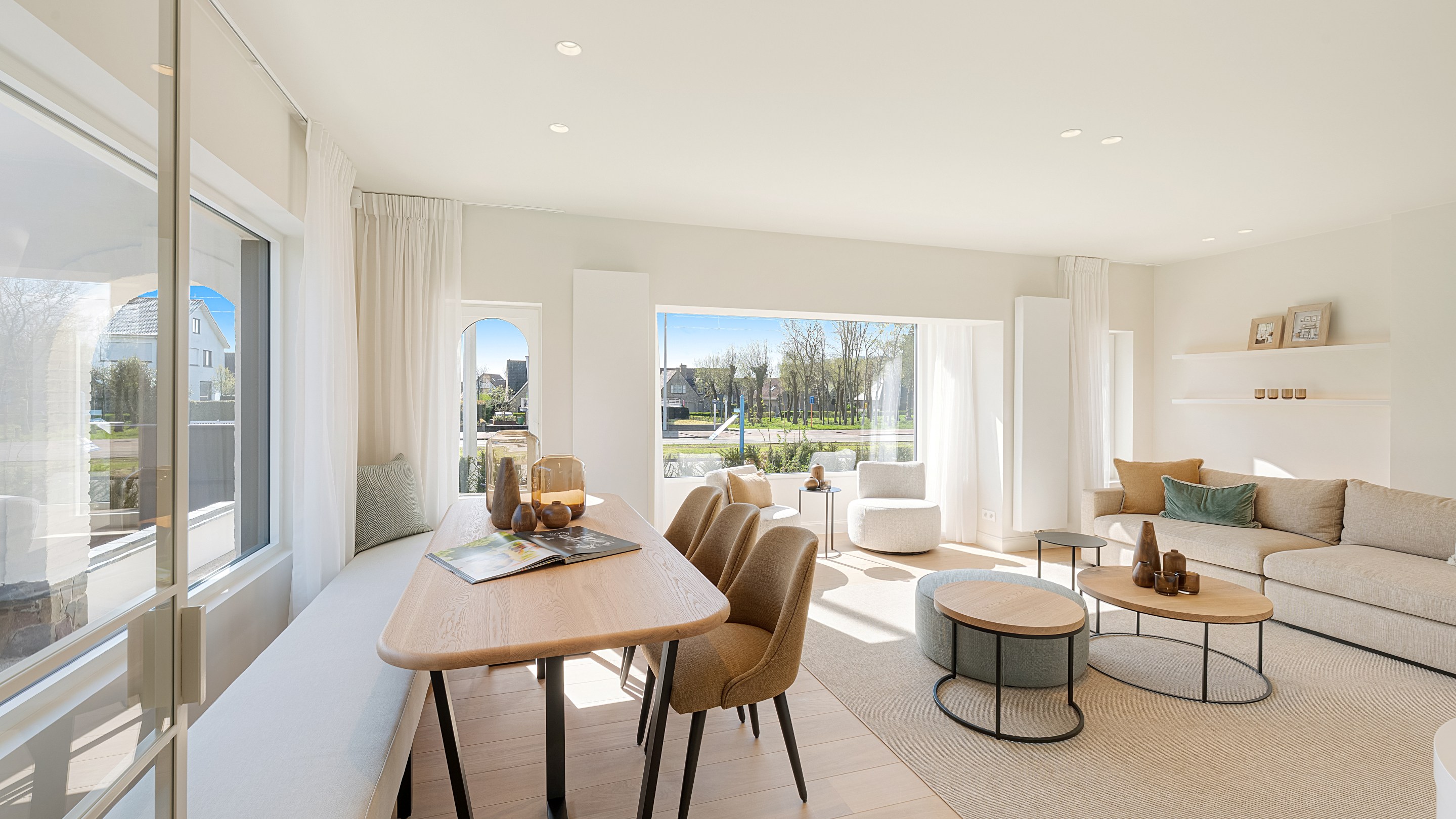 Op een uitmuntende locatie in Duinbergen, op wandelafstand van het strand en de duinen, bevindt zich deze prachtig en hoogwaardig gerenoveerde koppelvilla. 