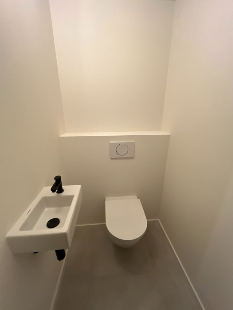 Appartement de 2 pièces situé au centre du projet Hoost avec une grande terrasse. 