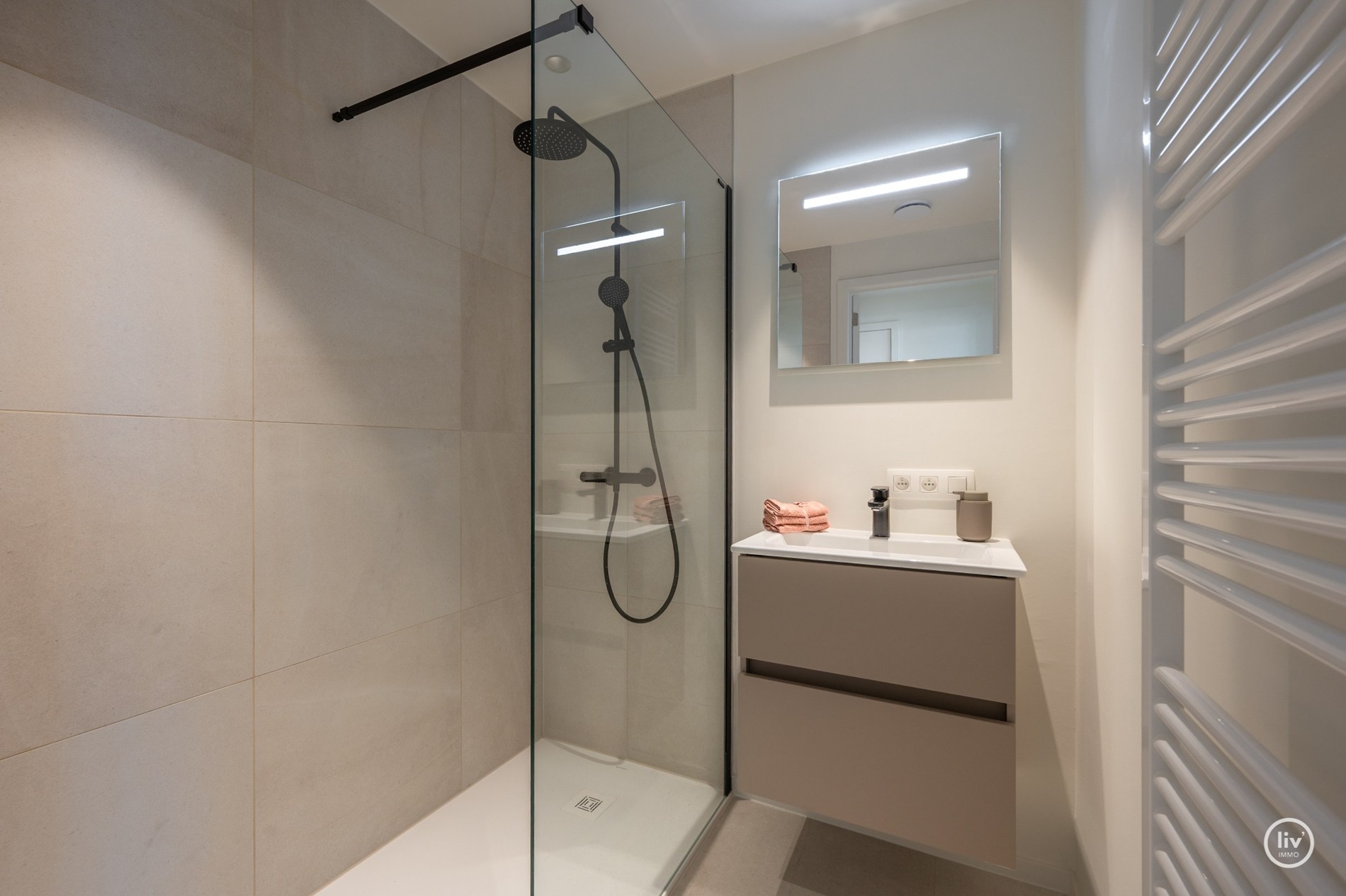 Instapklaar twee-kamer appartement in het Project Hoost (genietend van zijdelings zeezicht) 