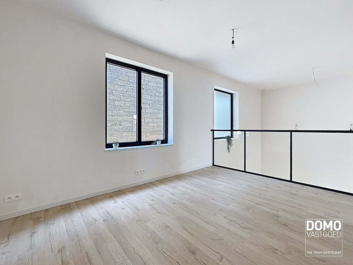 PRACHTIG GERENOVEERDE, LICHTRIJKE WONING MET 3 SLAAPKAMERS, 2 BADKAMERS, EEN ZONNIGE TUIN EN 2 PARKEERPLAATSEN TE GINGELOM (MIELEN-BOVEN-AALST) 