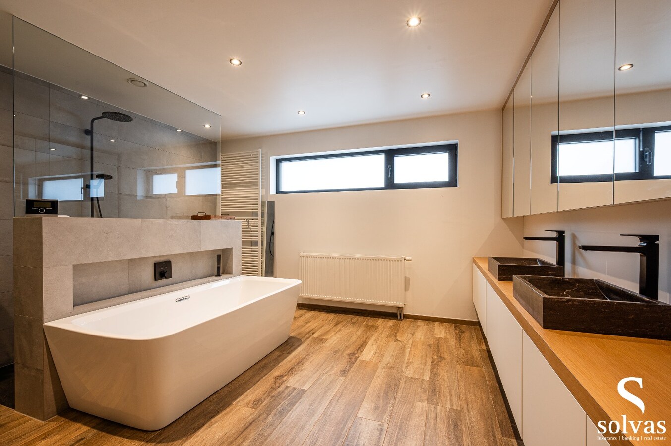 Halfopen gezinswoning met 4 slaapkamers, garage en zonnepanelen – Eeklo 