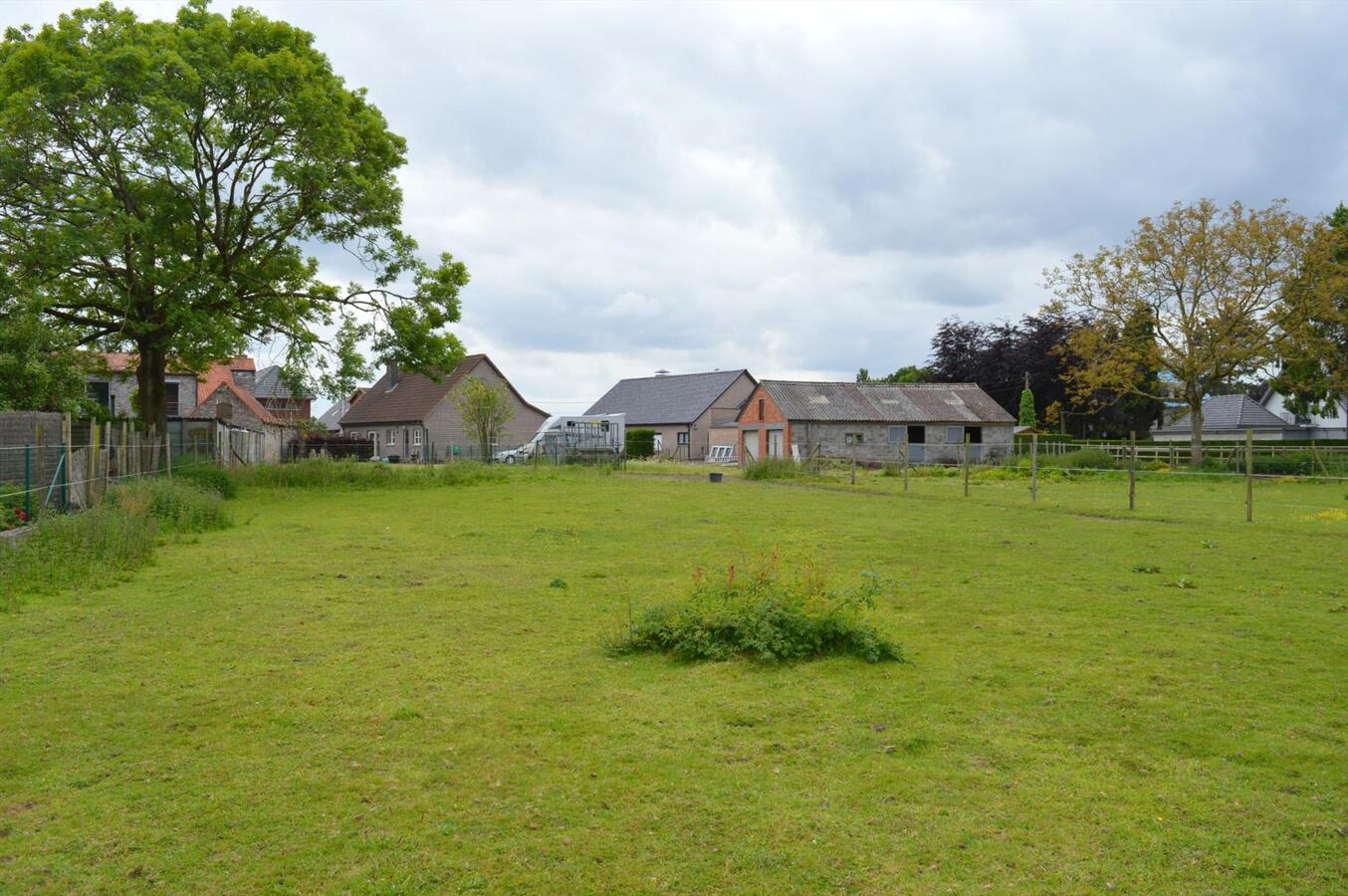 Ruime woning met stalgebouw op 6.723m² te Waarschoot 