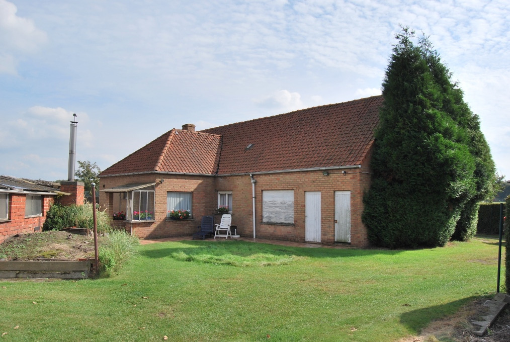 Te renoveren woning met bijgebouwen op 3516m² te Wachtebeke 