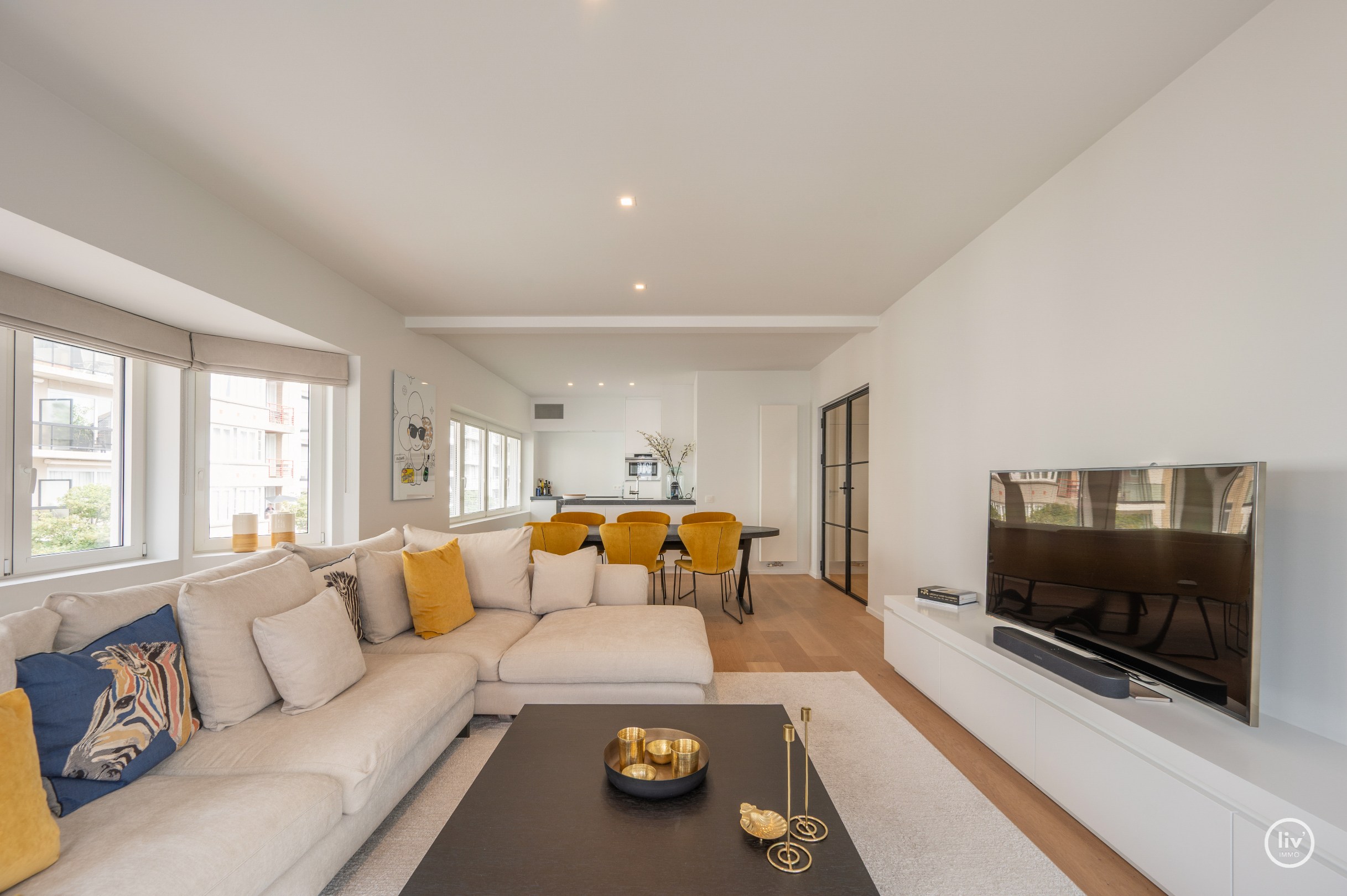 Recent gerenoveerd hoekappartement in een villaresidentie op enkele passen van de zee 