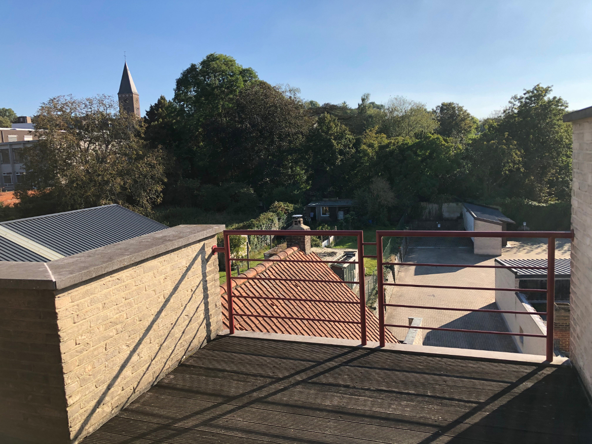 Tijdloos dakappartement met bijzonder ruim terras in centrum Gavere 