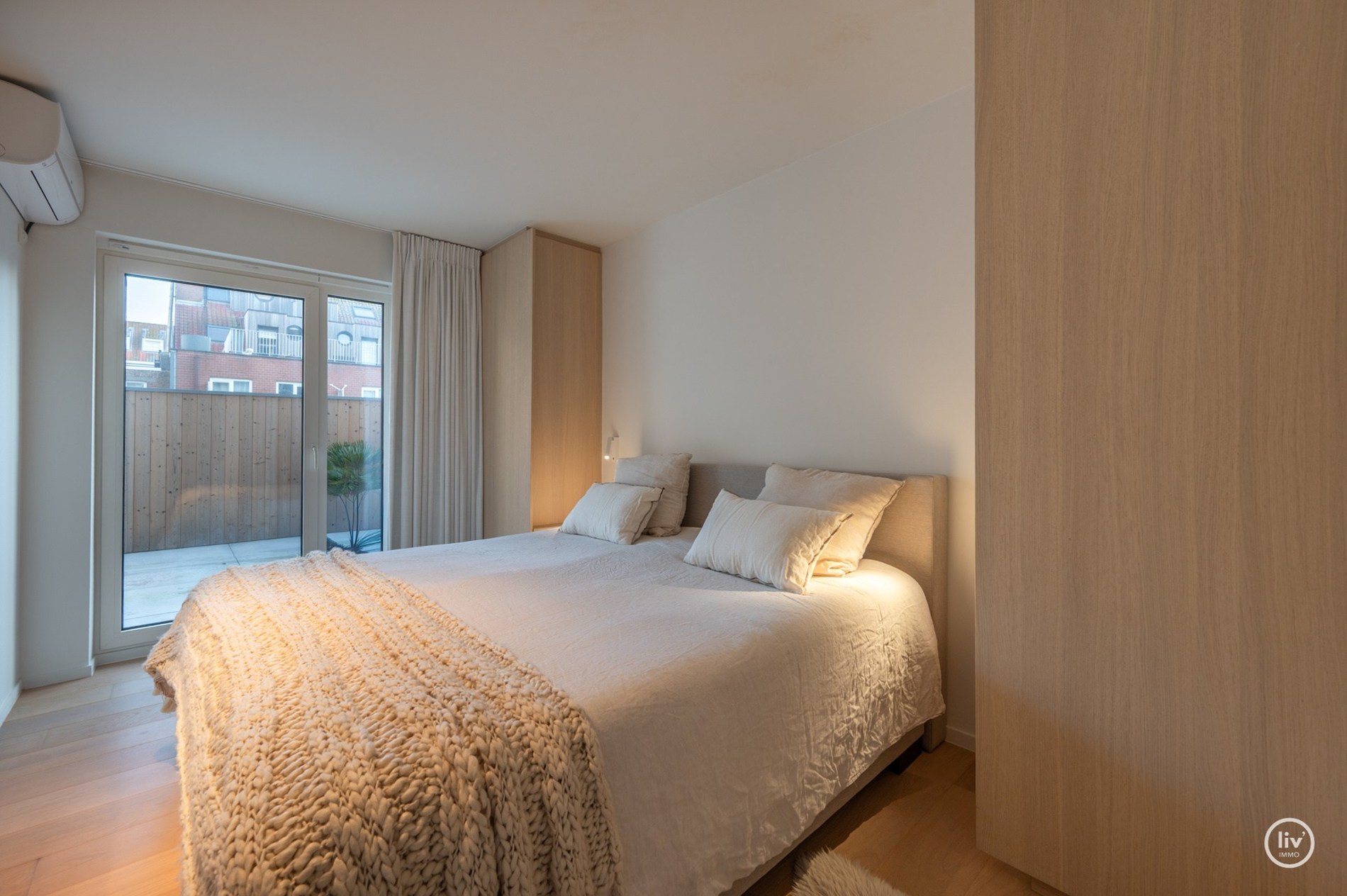 Prachtig ruim 2 slaapkamerappartement met mooie gevelbreedte en groot zonneterras op een topligging vlakbij de Dumortierlaan te Knokke. Garage mogelijk in het gebouw. 