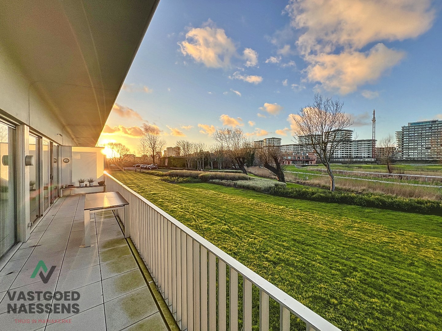 Magnifique appartement d'une chambre avec vue sur le golf et une terrasse ensoleillée. 