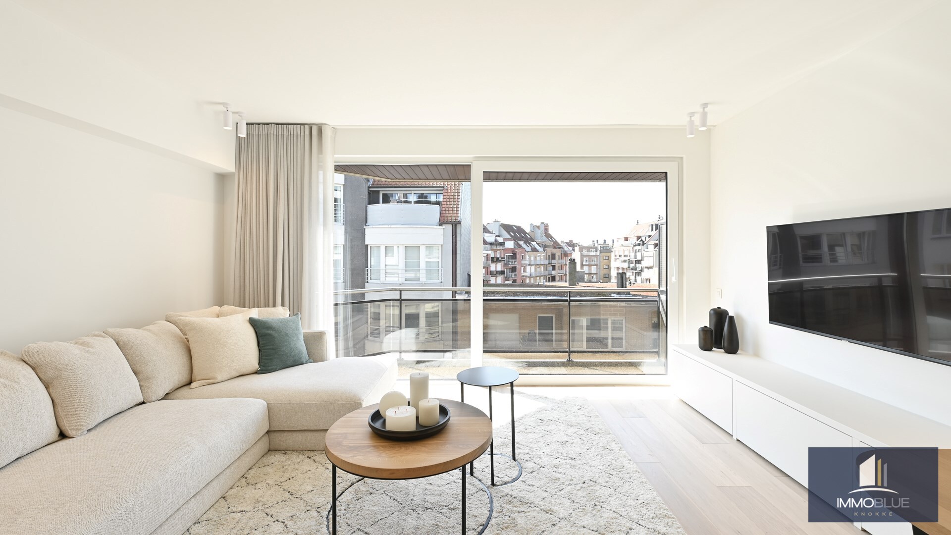 Appartement élégant et entièrement rénové, situé à deux pas de la mer. 