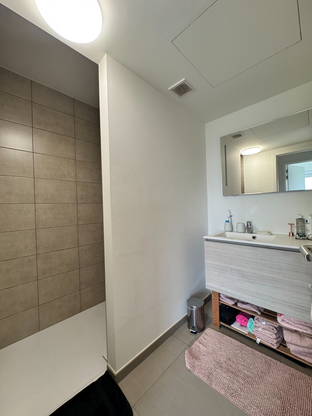 Recent appartement op de 2de verdieping met 2 terrassen en een autostaanplaats 