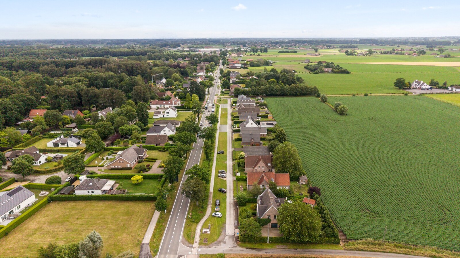 Instapklare, hoogwaardig afgewerkte woning op 1.214 m² met 4 slaapkamers en dubbele garage 