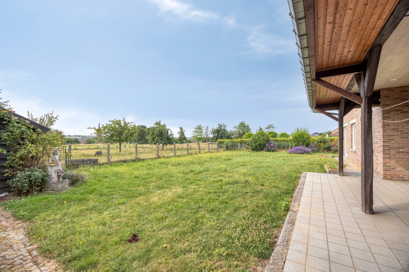 Overdekt terras met zicht tuin