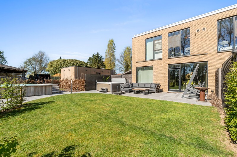 Moderne villa met hippisch complex op 15.856m² 