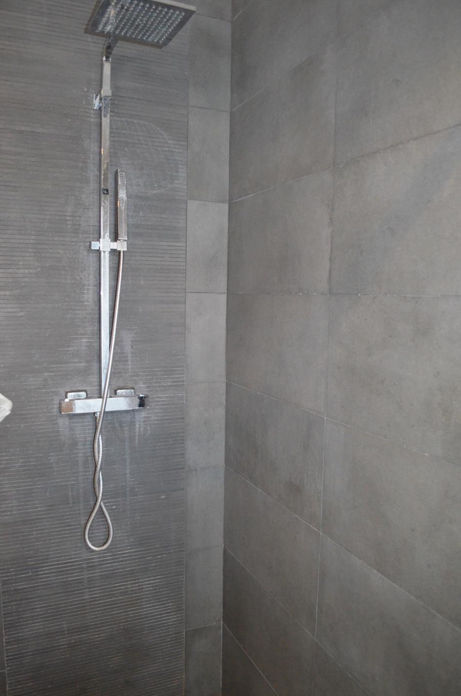 Knap gerenoveerde gezinswoning met  2 slpks (mogelijkheid 3), carport en tuin goed gelegen te Aalter 