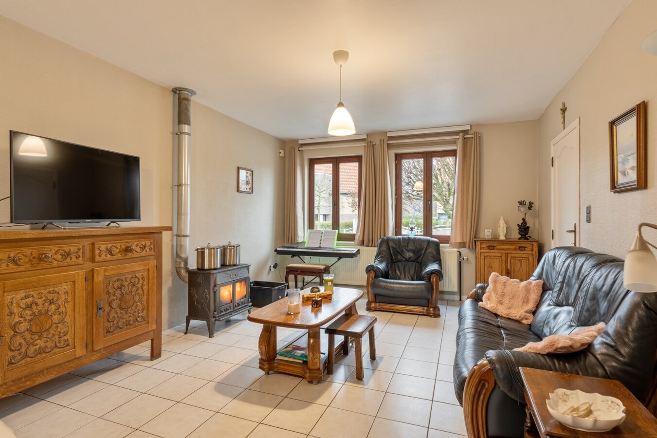 Vrijstaande gezinswoning, gebouwd in 1993 op een perceel van 5a74ca, gunstige ligging vlakbij het centrum. 