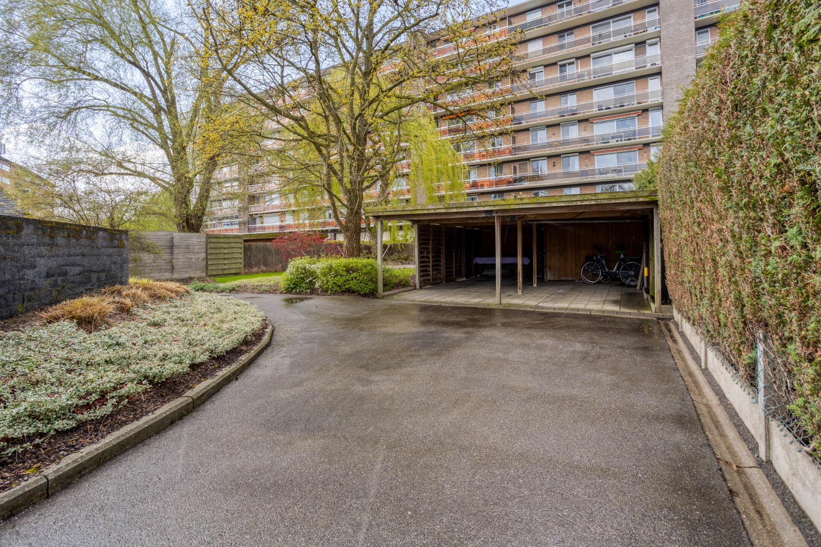 Instapklare halfopen bebouwing met 3 slaapkamers, tuin, terras en 2 carports in Kessel-Lo! – EPC 166 kWh/m² - bewoonbare opp. 146 m² 