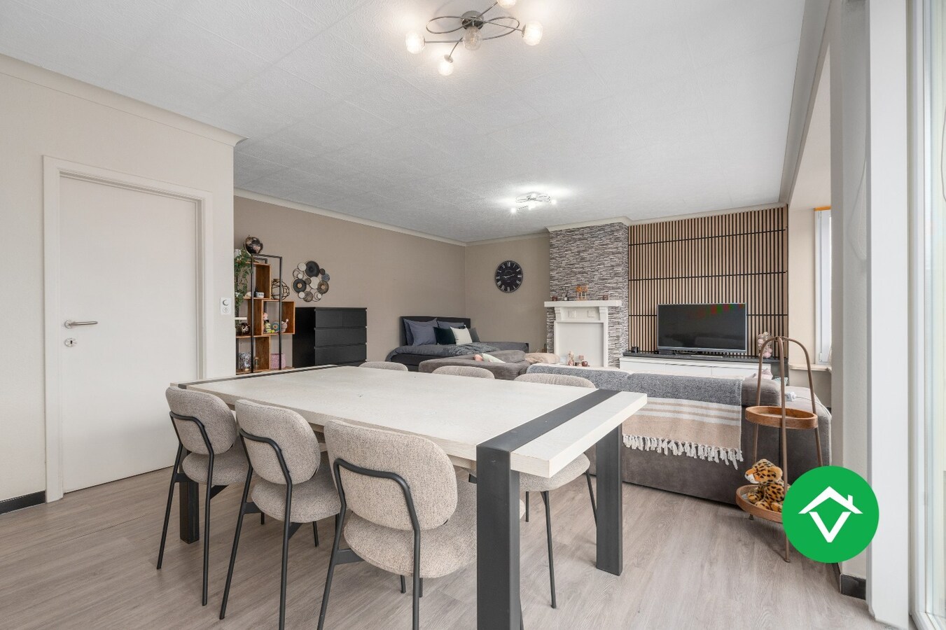 Veelzijdig handelspand met woonst en twee verhuurde appartementen in centrum Aartrijke 