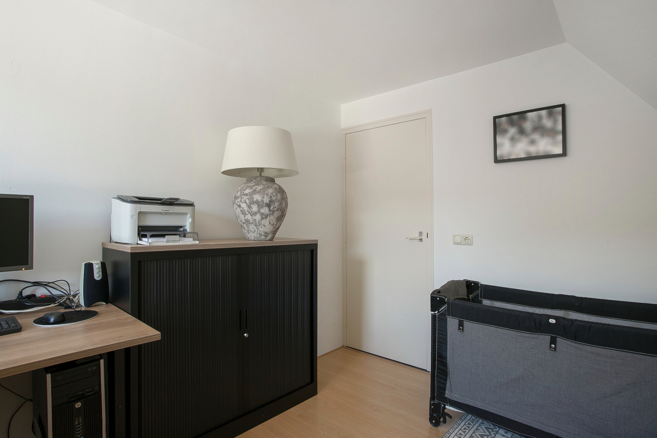 Deze moderne en royale vrijstaande woning staat op een rustige woonlocatie op een mooi hoekperceel. 