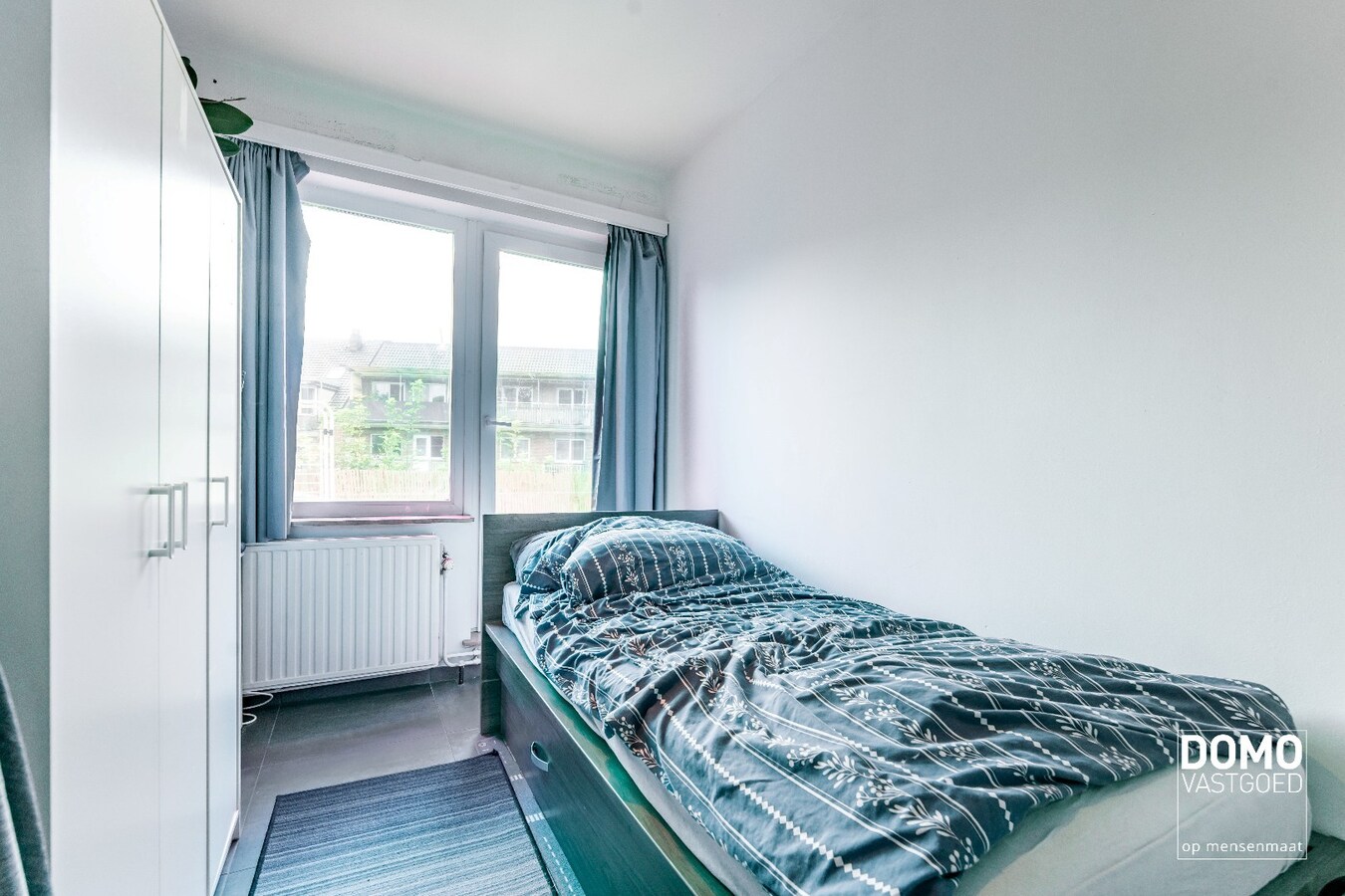 RUIM APPARTEMENT MET 2 SLAAPKAMERS, 2 ZOLDERKAMERS EN 2 GARAGES TE RUNKST 
