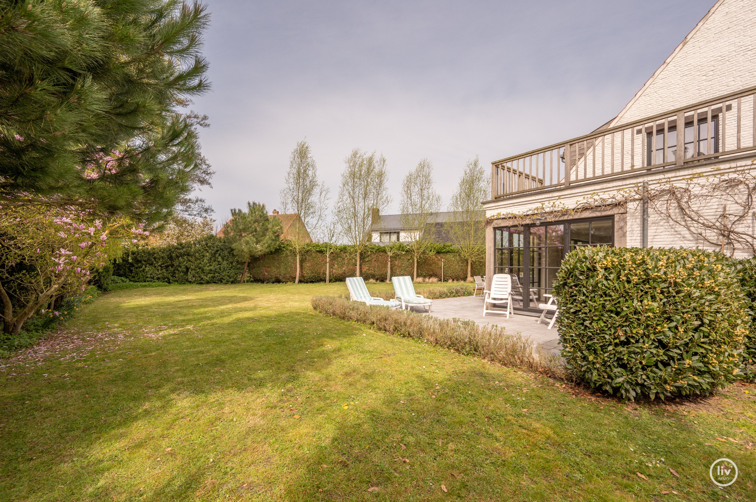 Prachtige vrijstaande villa rustig gelegen te Monikkendreef op een mooi perceel van 1000m2. 