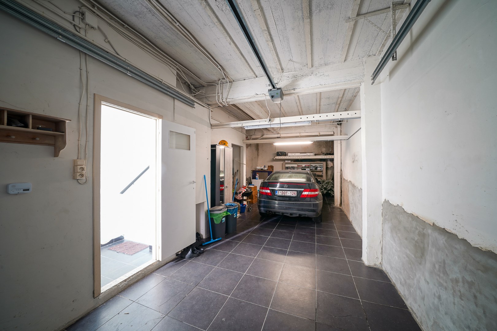 Woning met ruime garage en zicht op de vaart in Bredene 