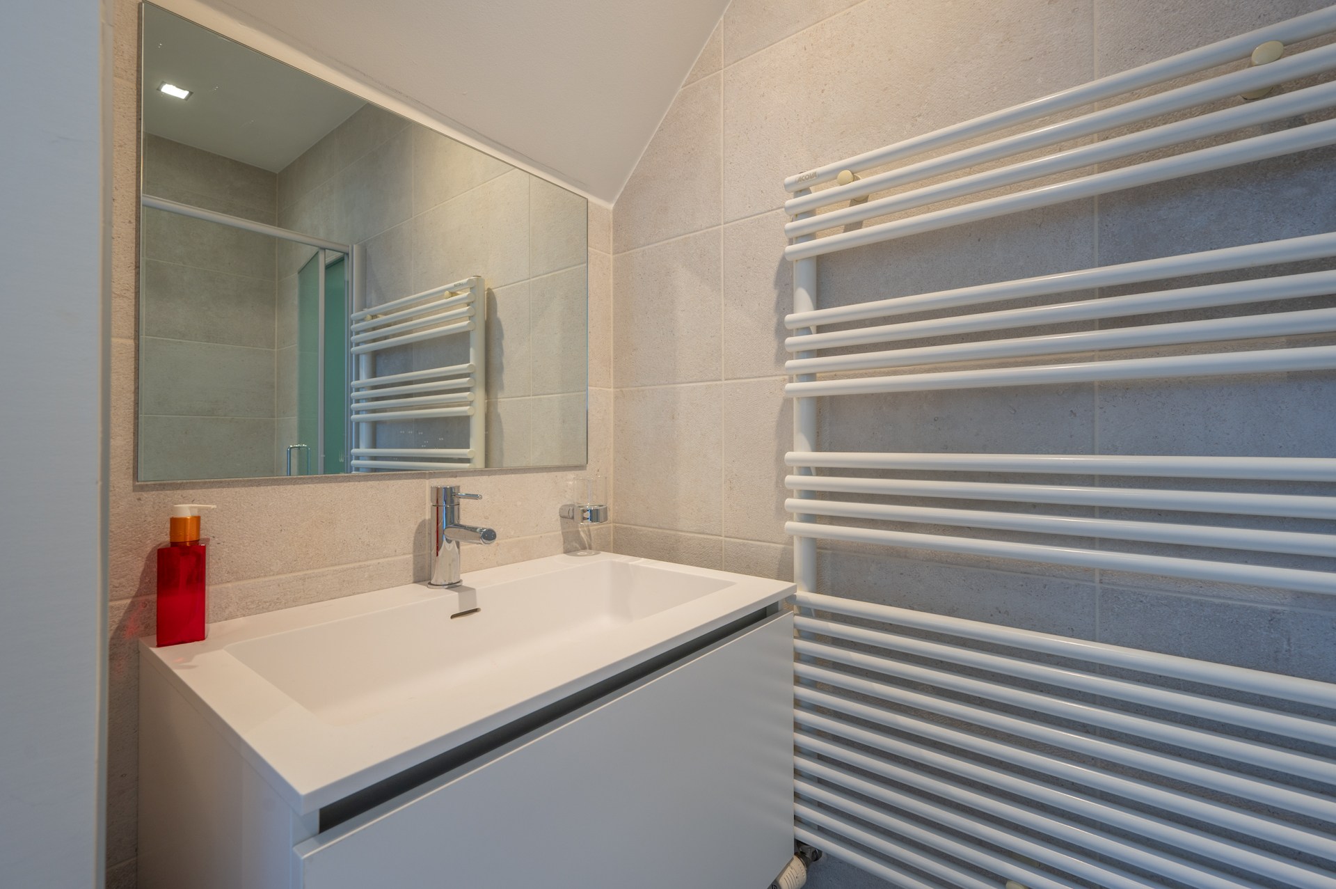 Ruim duplexappartement  in een recent gebouwde residentie in het levendige centrum van Knokke, op korte wandelafstand van het strand. 