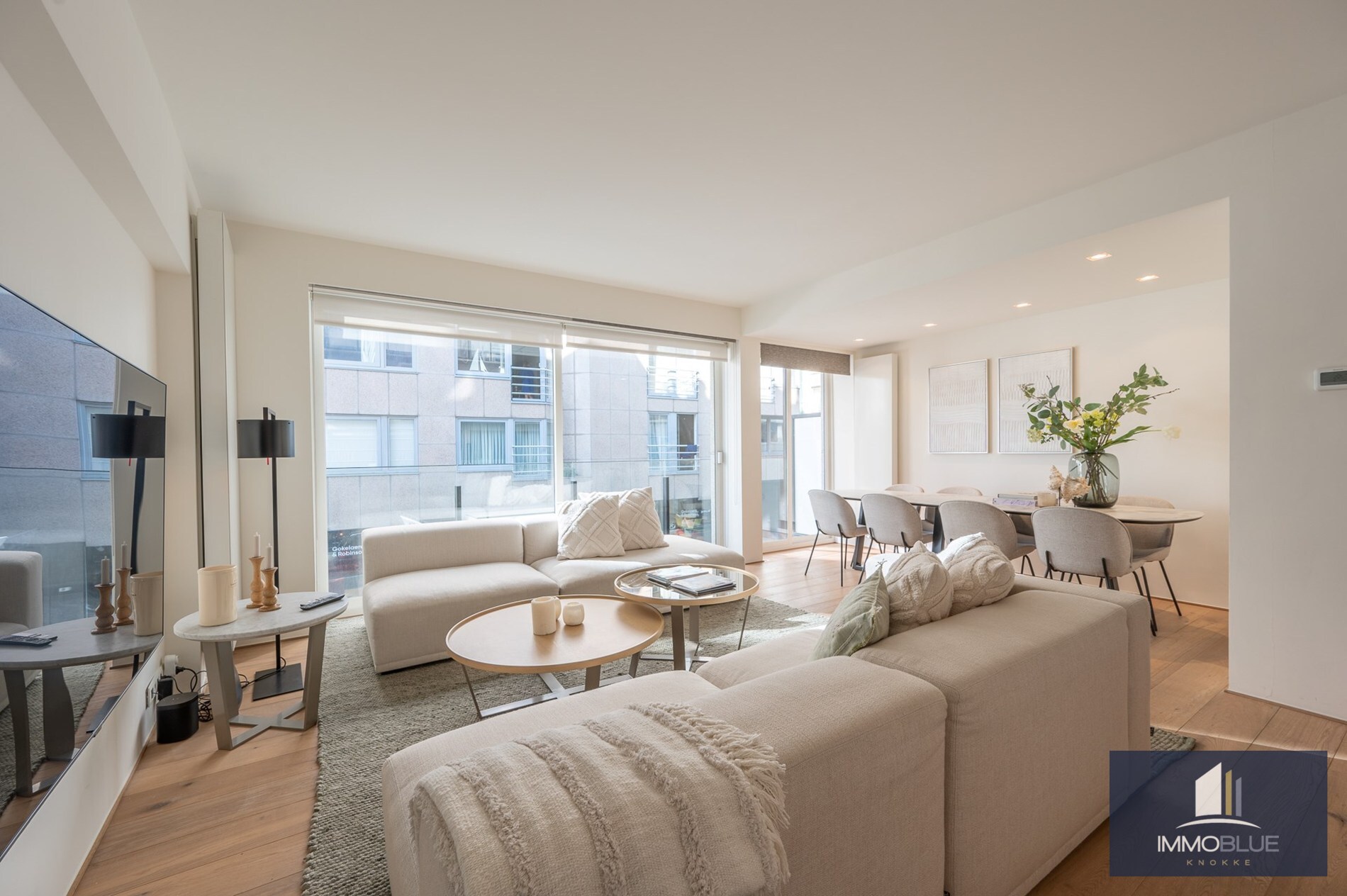 Stijlvol appartement met een gevelbreedte van circa 6 meter genietend van zijdelings zeezicht gelegen aan de Kustlaan. 