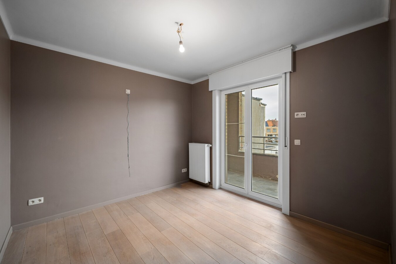 Instapklaar en lichtrijk appartement met terras in het centrum van Heist. 