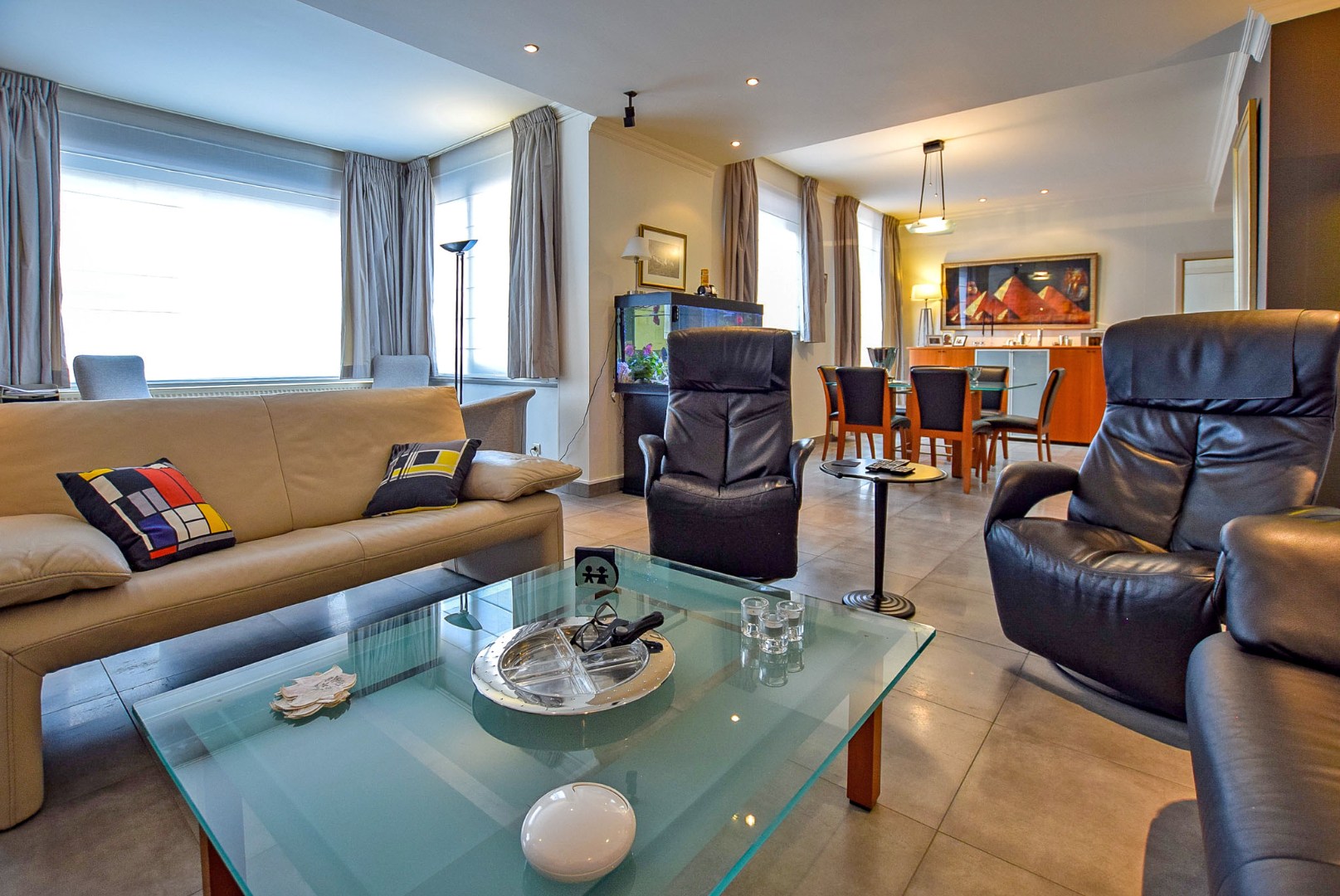 Prachtig onderhouden gelijkvloersappartement van maar liefst 175m² gelegen op 50m van het strand te Sint-Idesbald. 