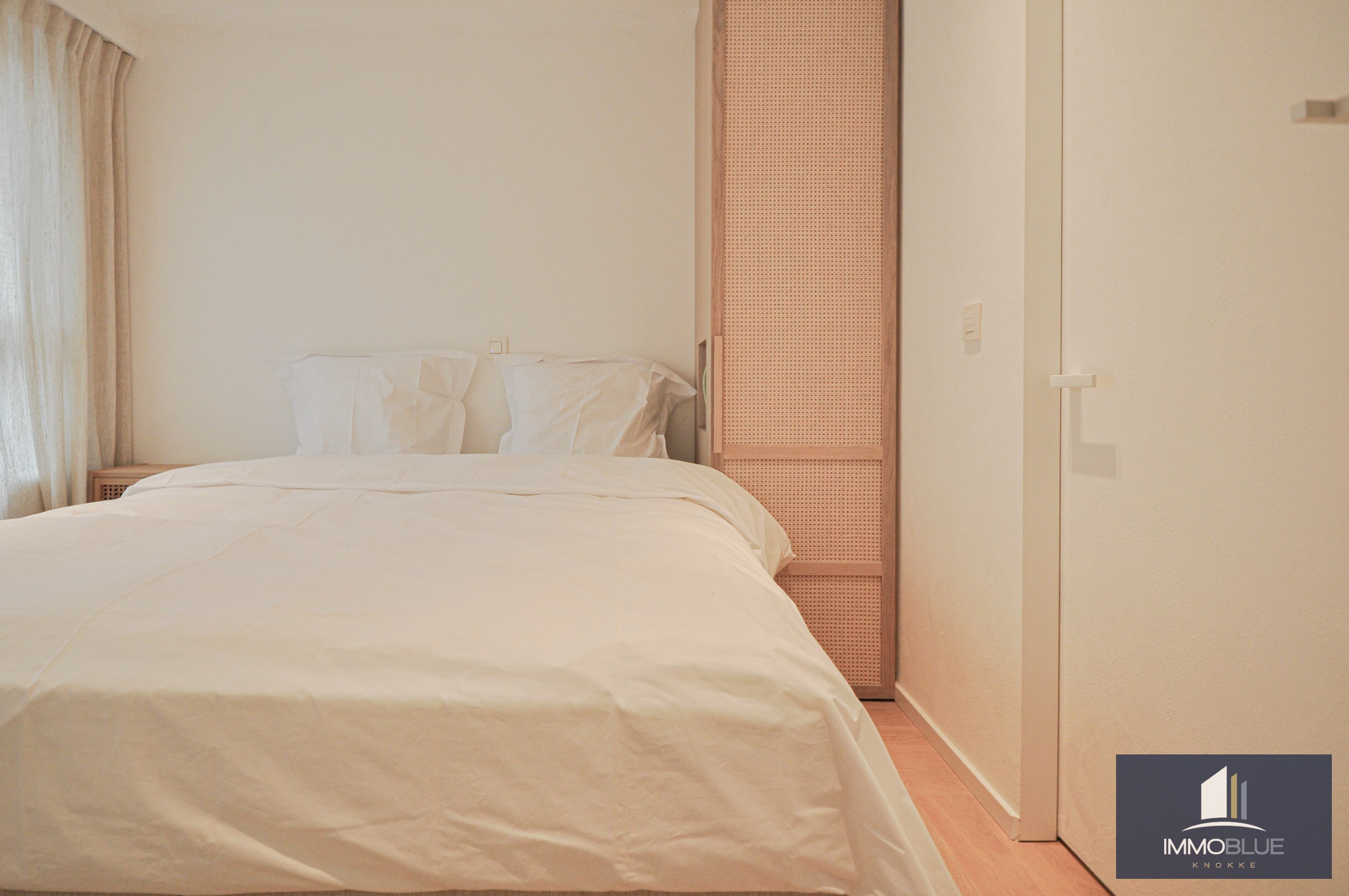 Appartement entièrement rénové et lumineux avec une vue dégagée magnifique, situé dans une résidence de standing. 