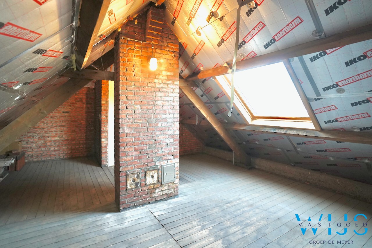 Zeer ruim en stevig woonhuis MET garage te Rieme ! 