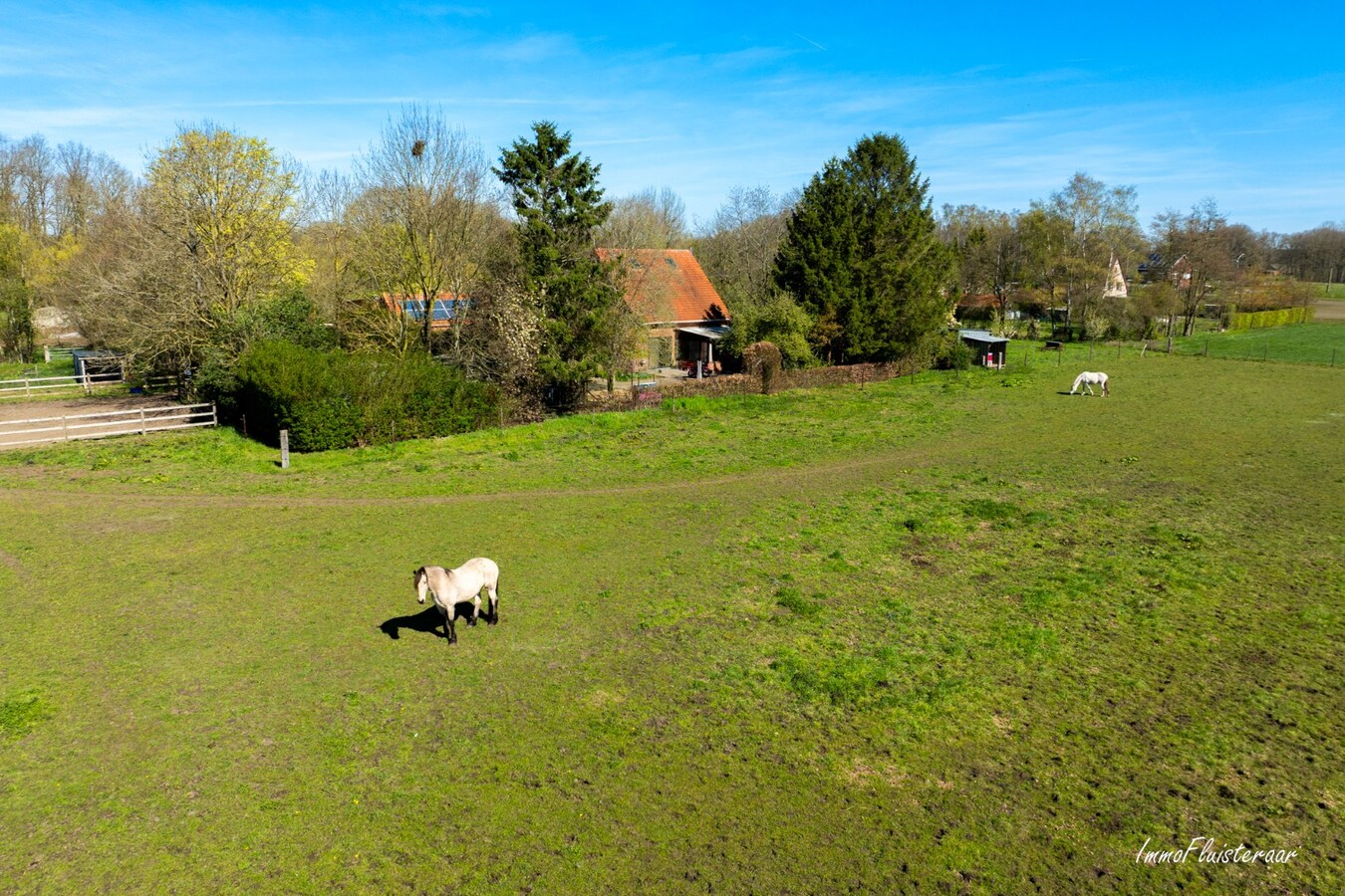 BEZOEKDAG OP 23 MEI VAN 10U TOT 14U. Landelijk gelegen woning met stallen en handig bijgebouw op ca. 7.025 m² (Optie aankoop extra aanpalend weiland van 5.735 m2) 