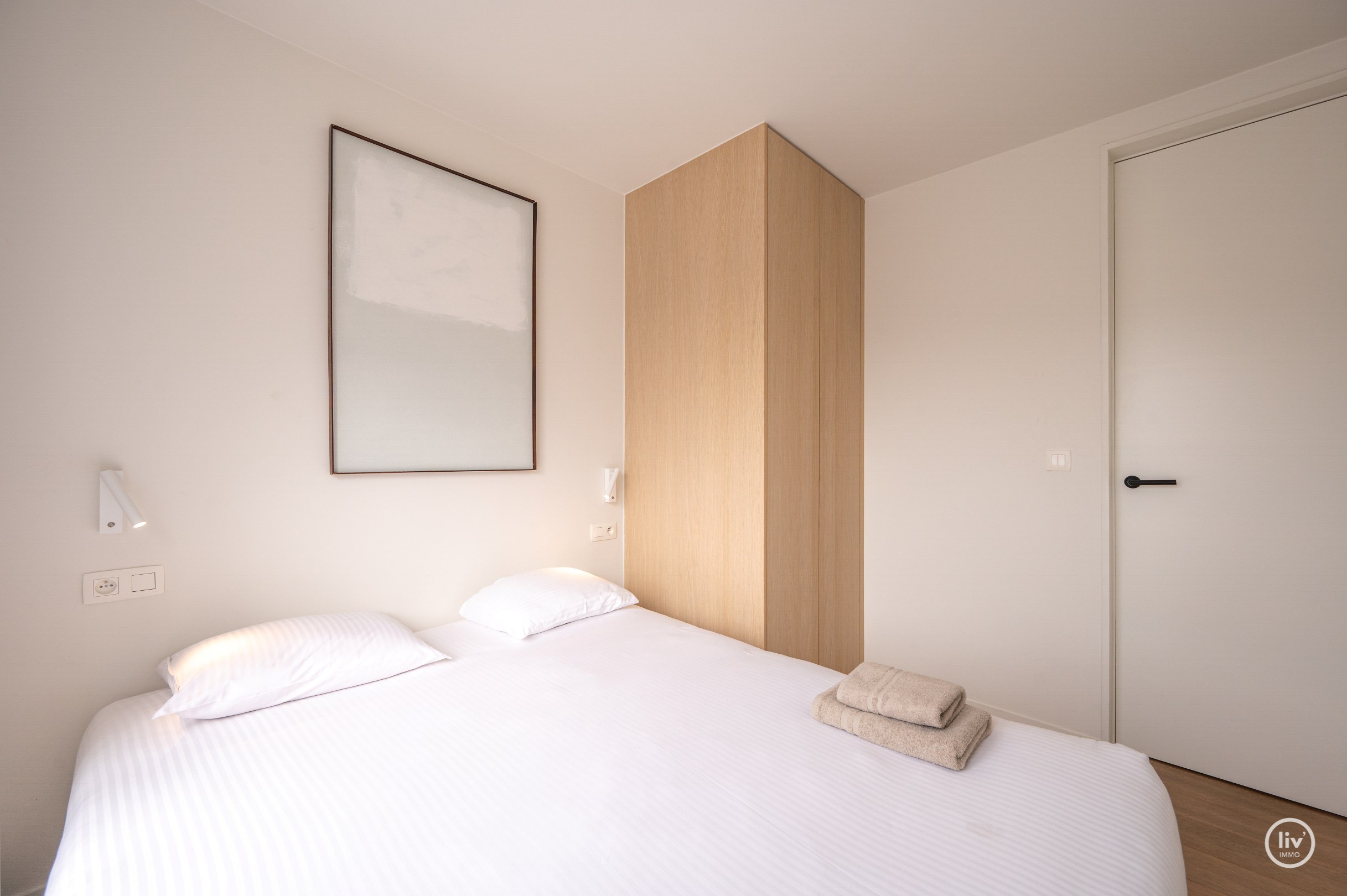 Prachtig gerenoveerd appartement met 2 slaapkamers gelegen in een zijstraat van de zeedijk en op wandelafstand van het Driehoeksplein. 