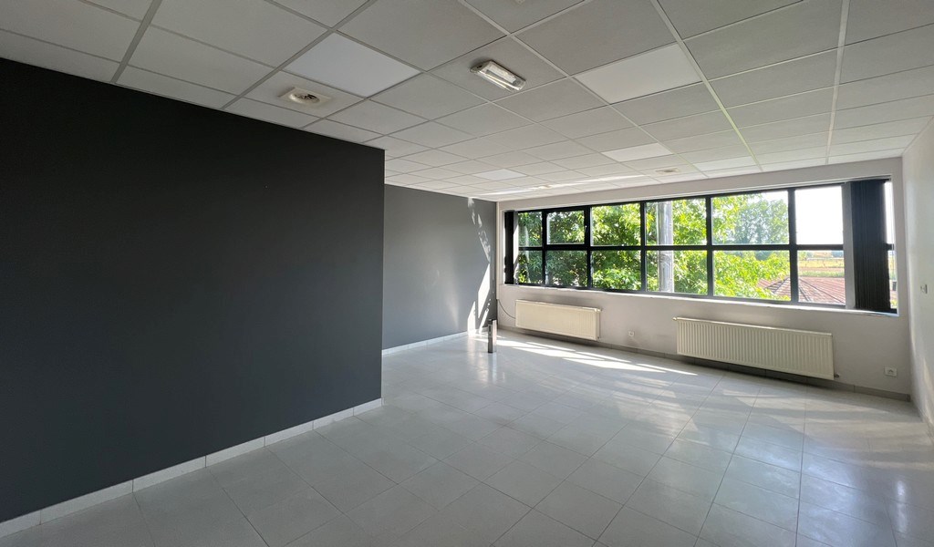 Bedrijfsgebouw met villa te huur langs E17 in Kruisem