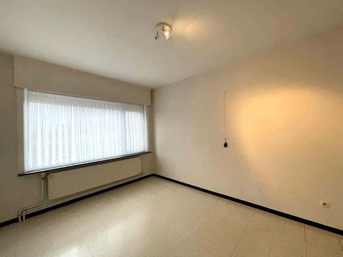 Stevige half-open bebouwing met 3 slaapkamers, tuin en garage te Moorslede 