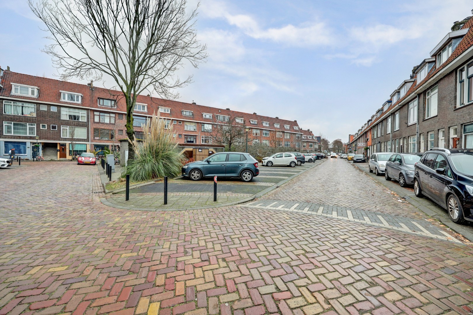 Sfeervol en karakteristiek jaren '30 bovenwoning met prachtige glas-in-lood details, 2 goede slaapkamers, ruime keuken en badkamer en gelegen op eigen grond! 