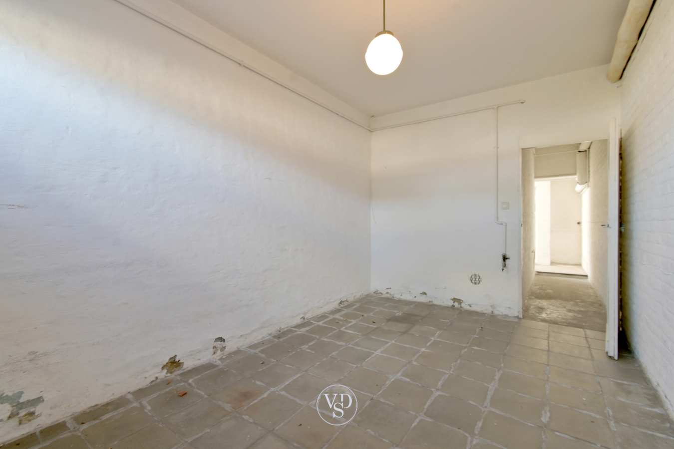 Degelijke woning met mogelijkheden, nabij centrum Zingem. 