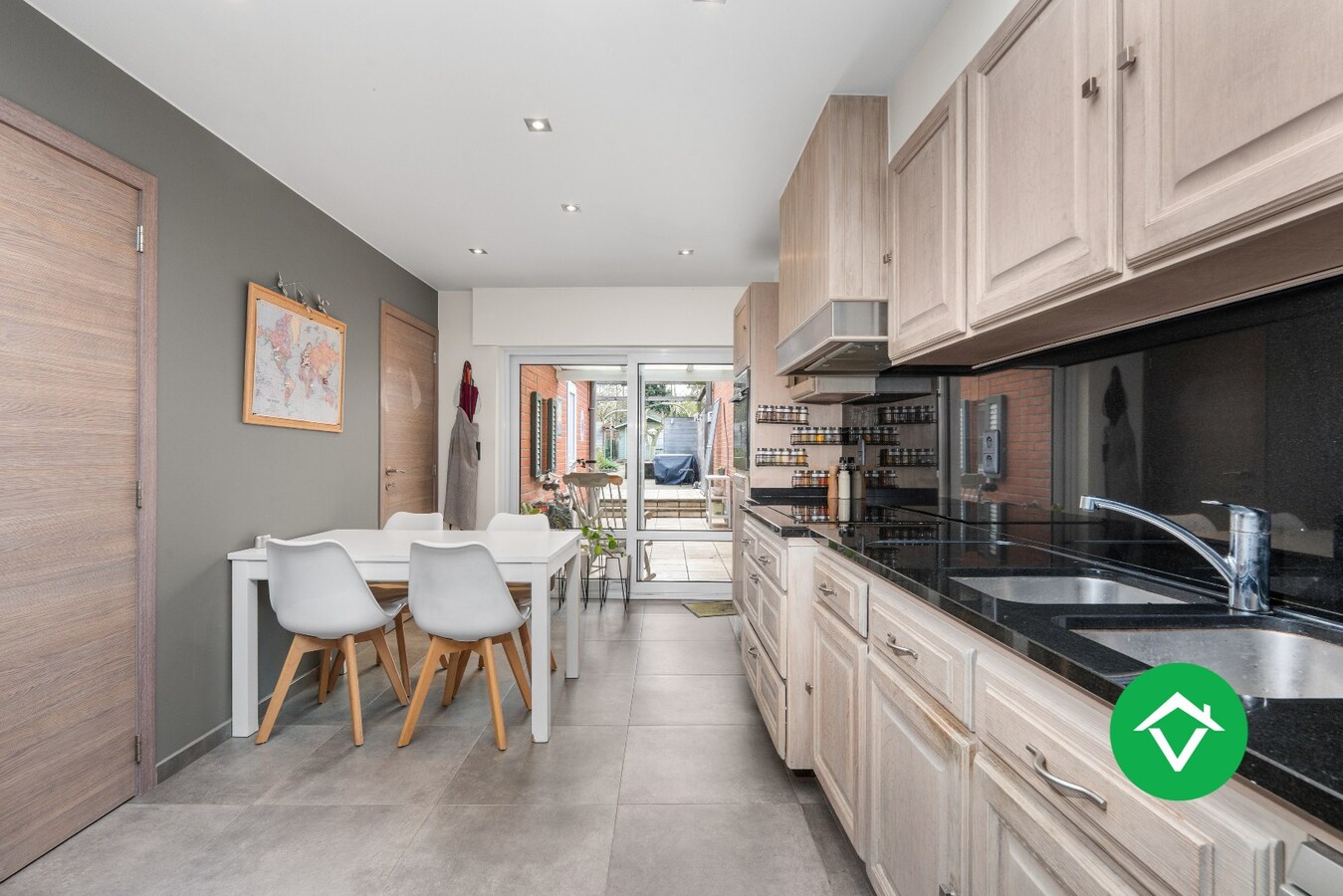 Prachtige rijwoning met 3 slaapkamers en tuin in centrum Roeselare 