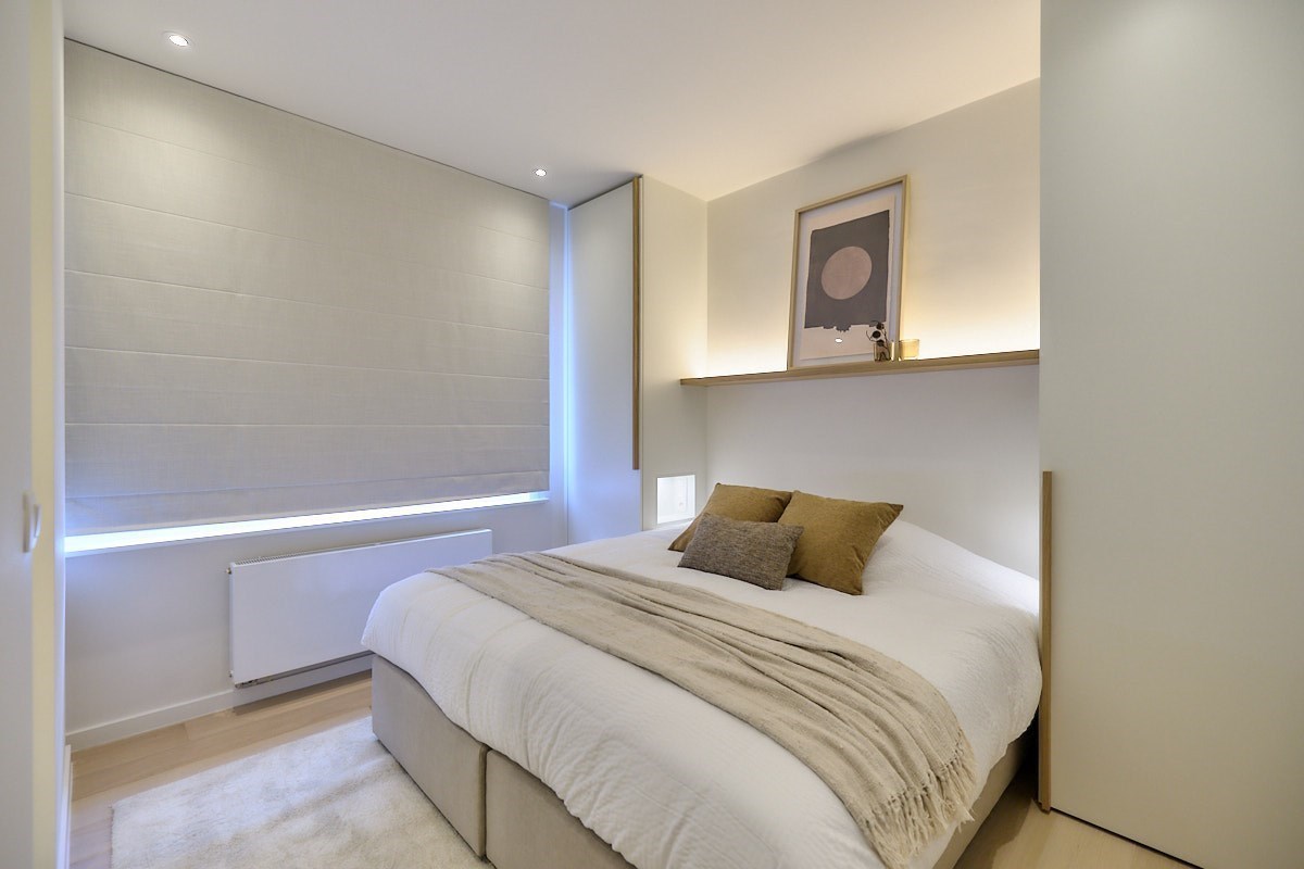Appartement entièrement rénové avec 4 chambres, situé au centre de Knokke, près de l'avenue Dumortier, avec vue latérale sur la mer. 