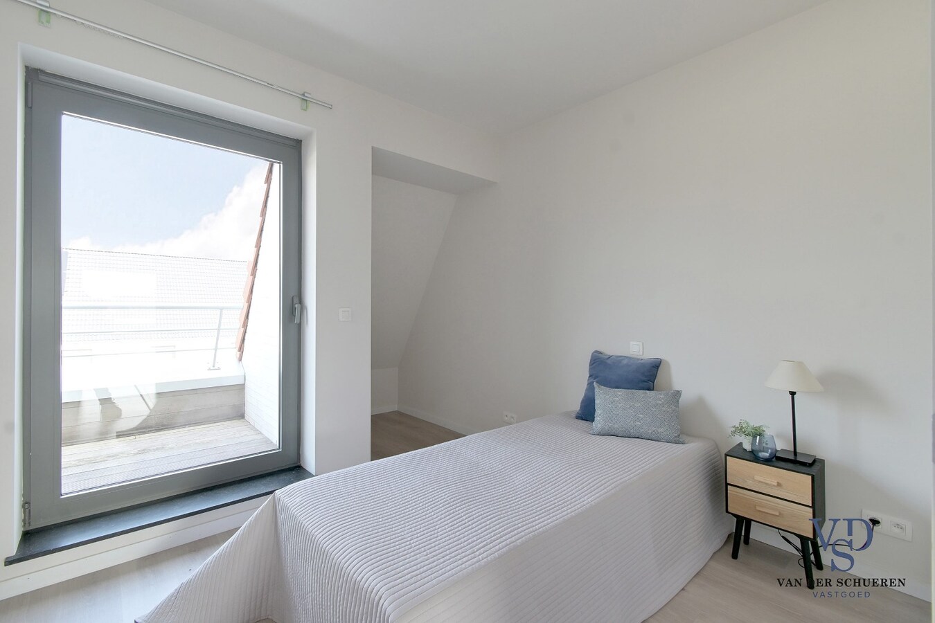 Lichtrijk appartement mét ondergrondse garage en berging. 