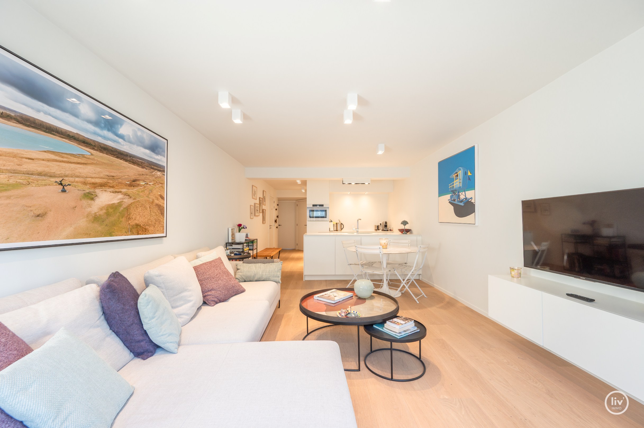 Appartement de 2 chambres entièrement rénové et élégant avec une grande TERRASSE situé à proximité de l'avenue Dumortier. 